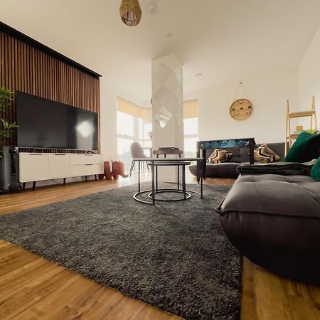 Manchester'S Luxurious 2-Bed Haven With Balcony - Canal Views & Proximity To Manchester United Esterno foto