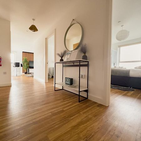 Manchester'S Luxurious 2-Bed Haven With Balcony - Canal Views & Proximity To Manchester United Esterno foto