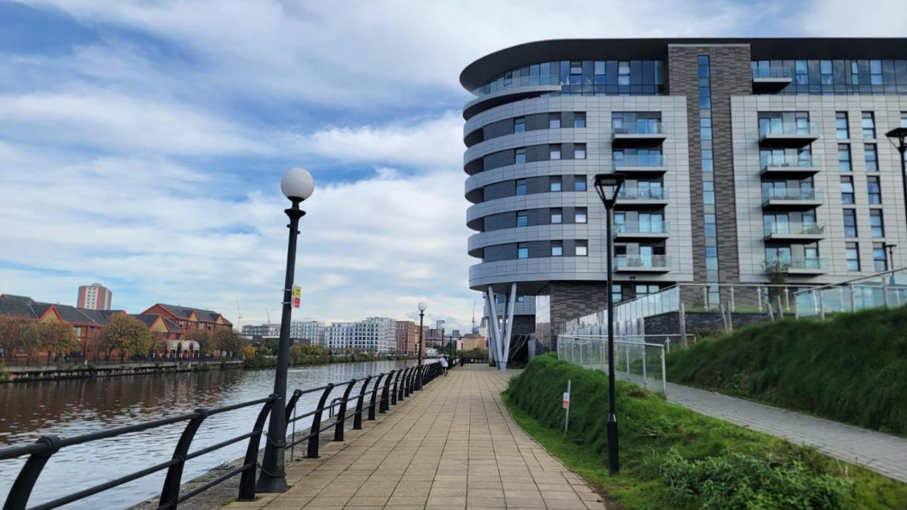 Manchester'S Luxurious 2-Bed Haven With Balcony - Canal Views & Proximity To Manchester United Esterno foto