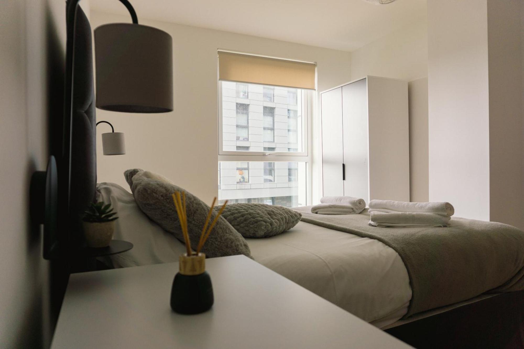 Manchester'S Luxurious 2-Bed Haven With Balcony - Canal Views & Proximity To Manchester United Esterno foto