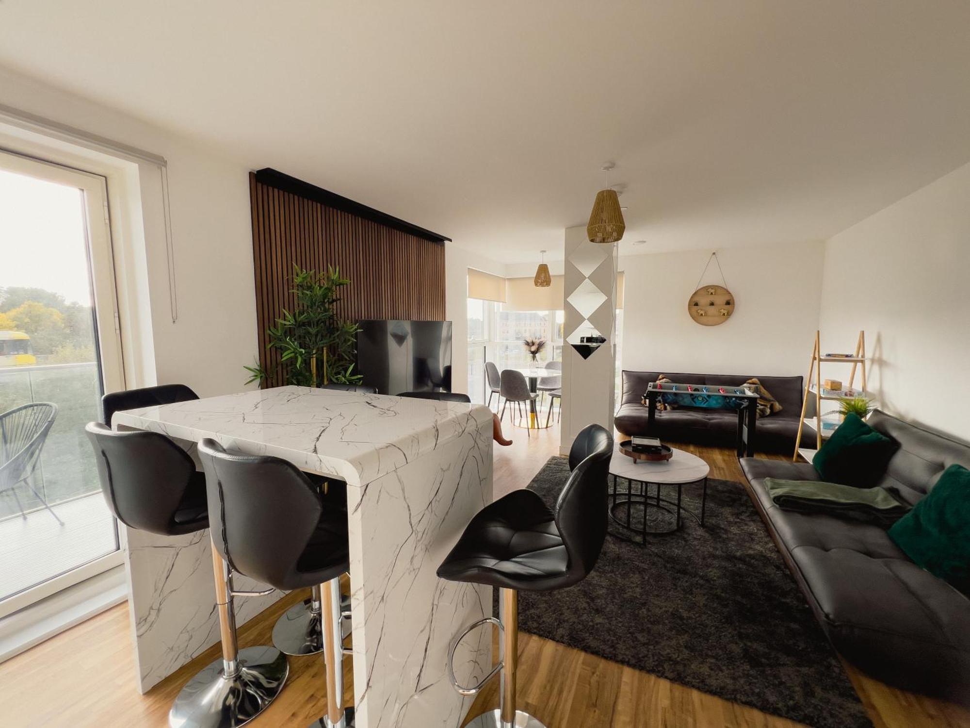 Manchester'S Luxurious 2-Bed Haven With Balcony - Canal Views & Proximity To Manchester United Esterno foto