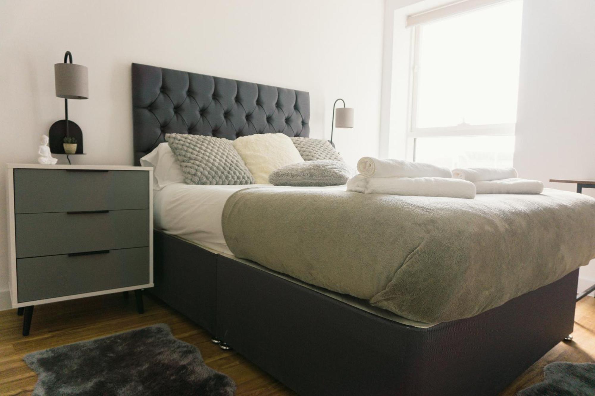 Manchester'S Luxurious 2-Bed Haven With Balcony - Canal Views & Proximity To Manchester United Esterno foto