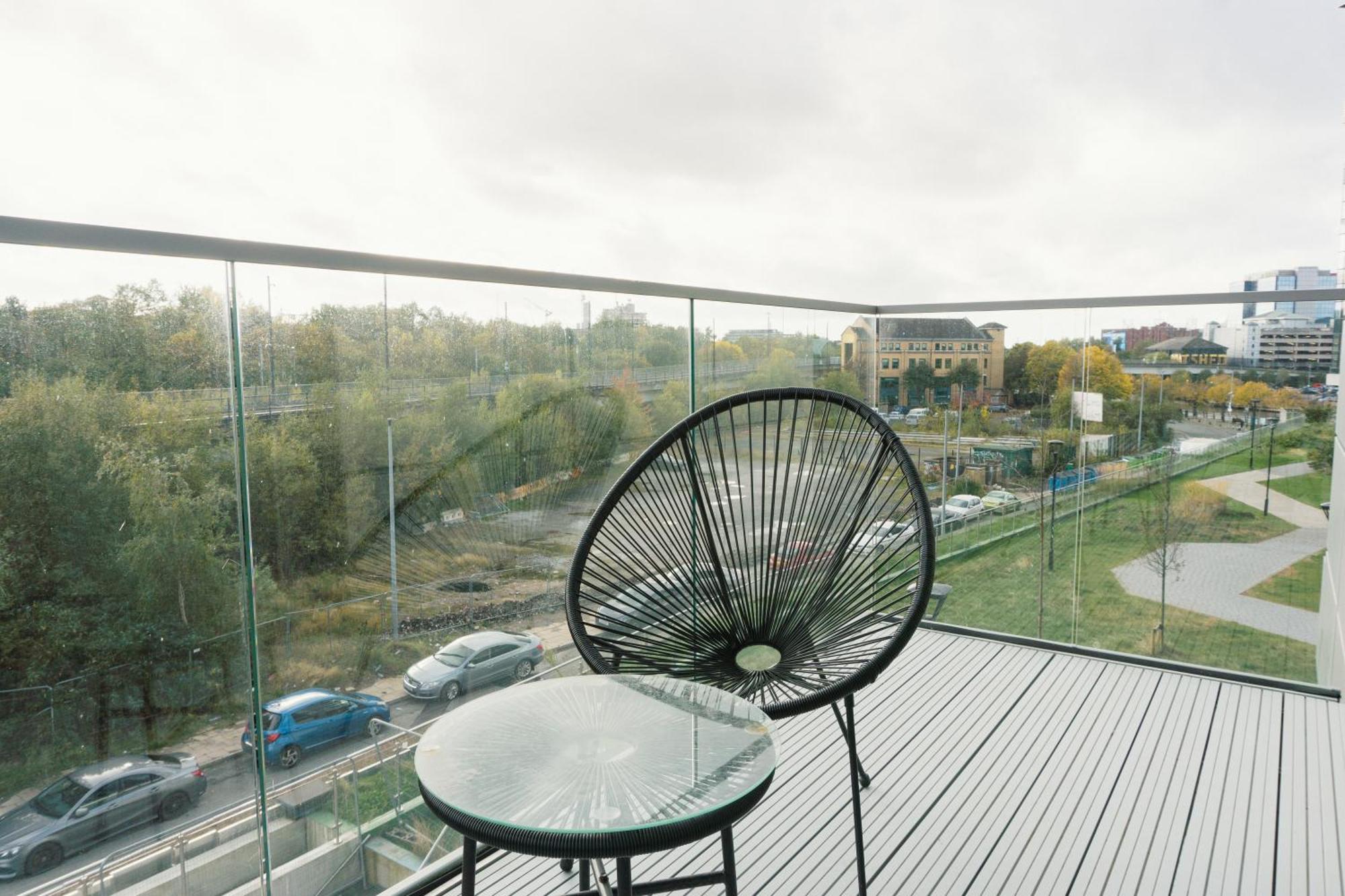 Manchester'S Luxurious 2-Bed Haven With Balcony - Canal Views & Proximity To Manchester United Esterno foto