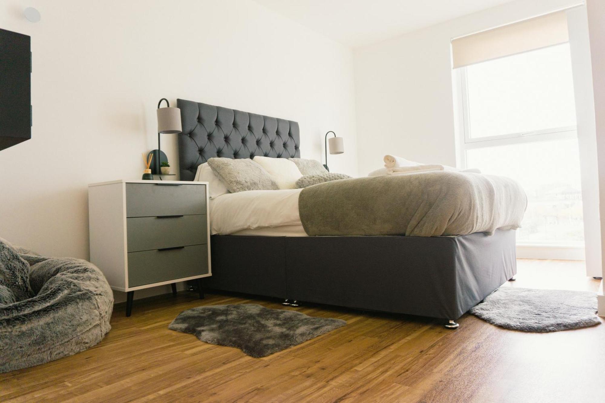 Manchester'S Luxurious 2-Bed Haven With Balcony - Canal Views & Proximity To Manchester United Esterno foto