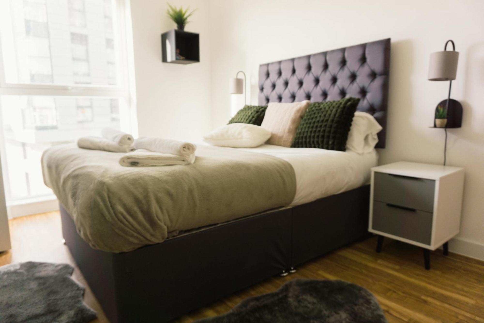 Manchester'S Luxurious 2-Bed Haven With Balcony - Canal Views & Proximity To Manchester United Esterno foto