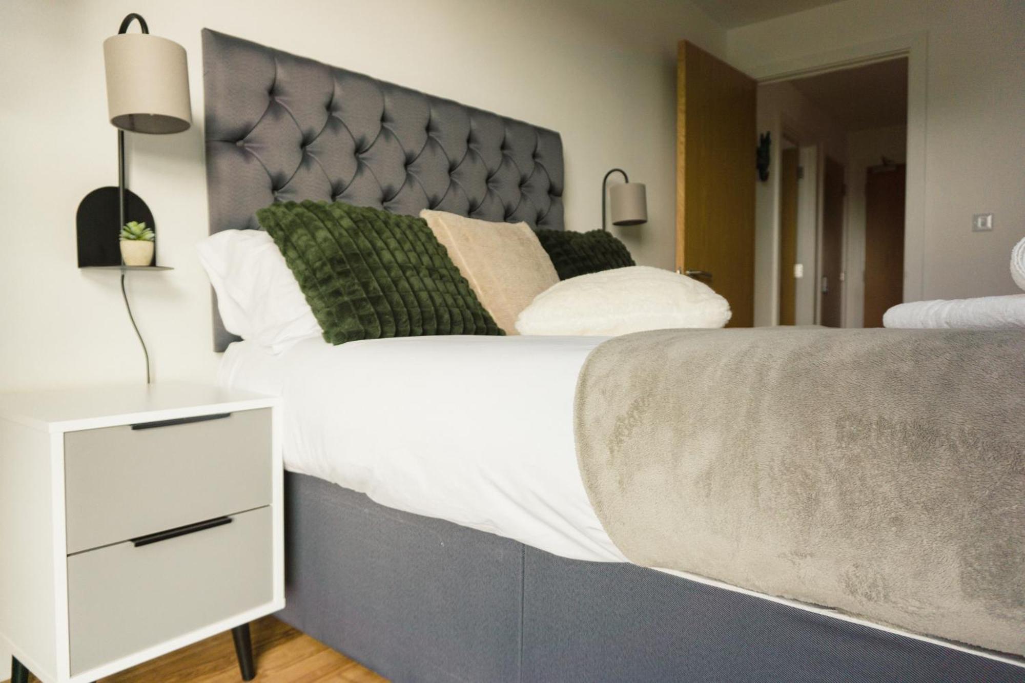 Manchester'S Luxurious 2-Bed Haven With Balcony - Canal Views & Proximity To Manchester United Esterno foto