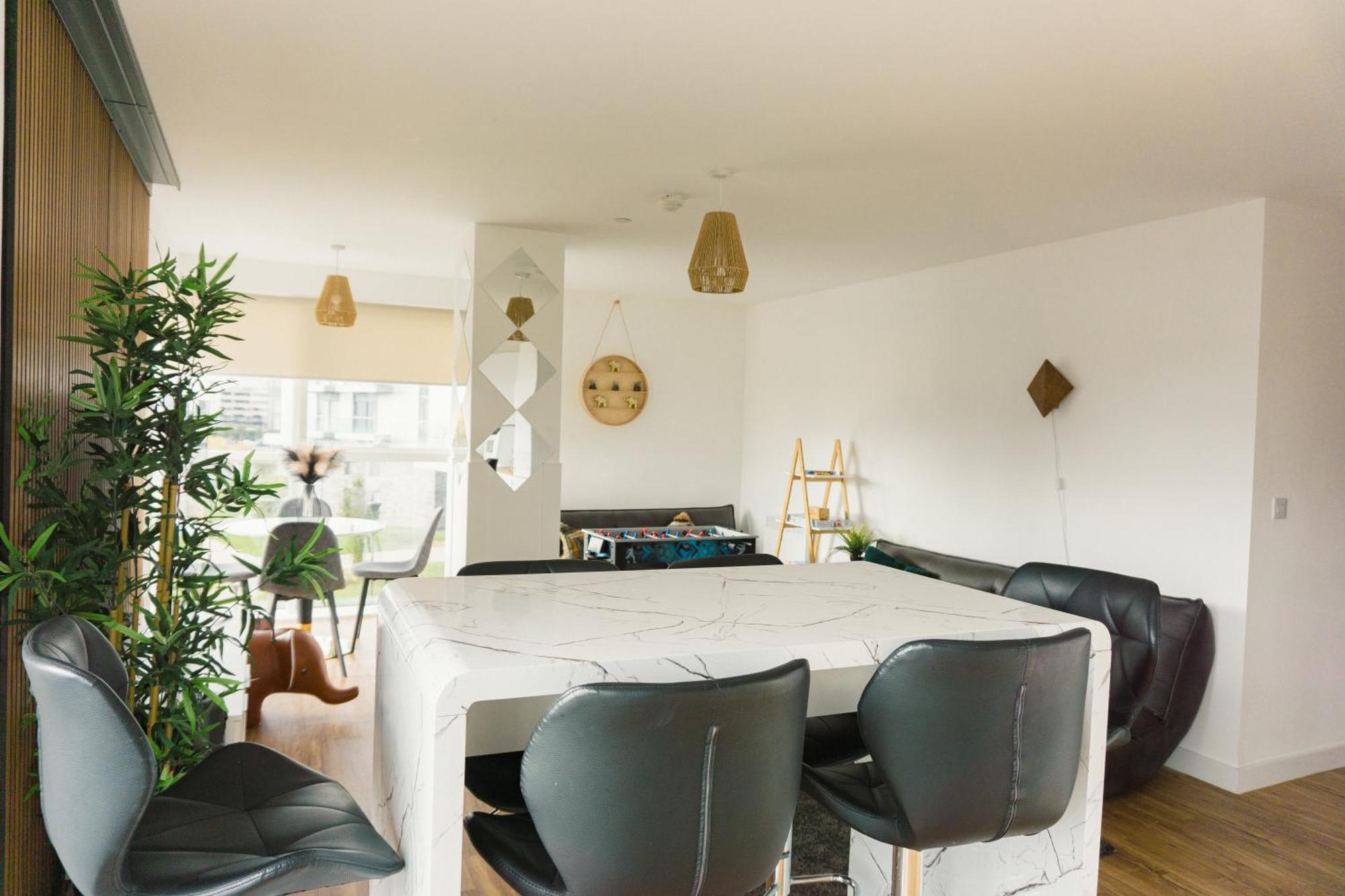 Manchester'S Luxurious 2-Bed Haven With Balcony - Canal Views & Proximity To Manchester United Esterno foto