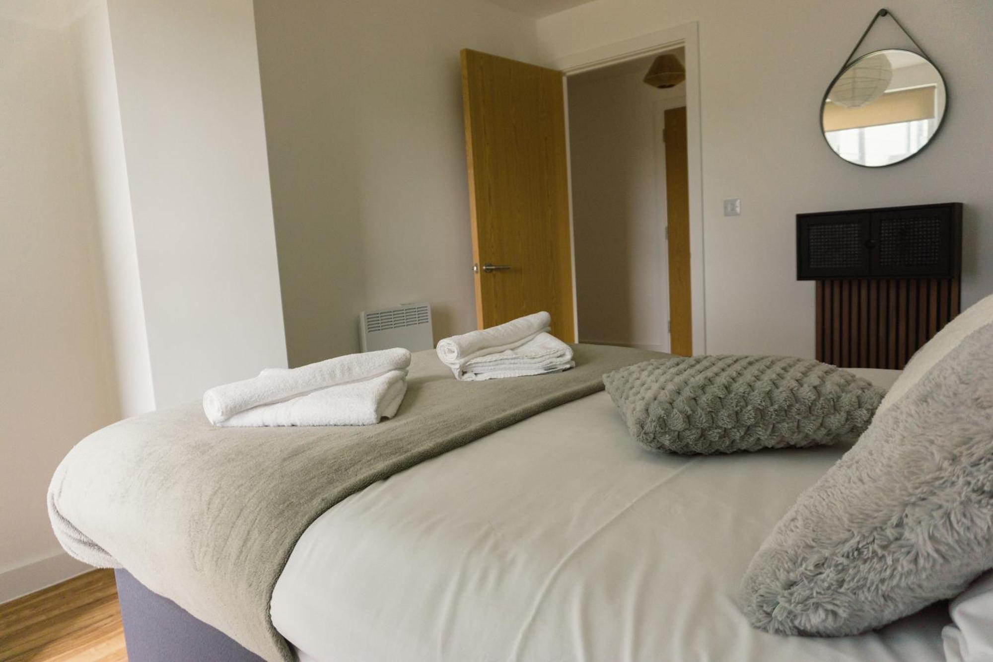 Manchester'S Luxurious 2-Bed Haven With Balcony - Canal Views & Proximity To Manchester United Esterno foto