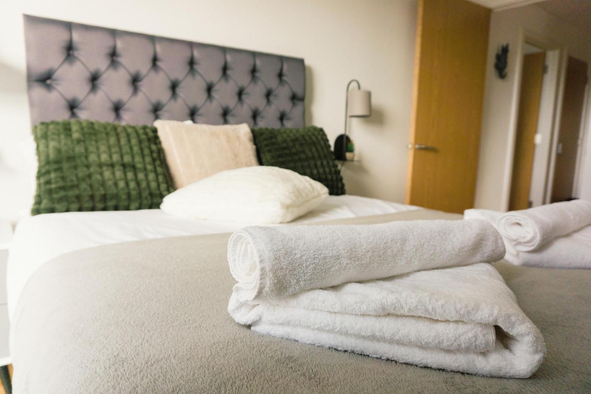 Manchester'S Luxurious 2-Bed Haven With Balcony - Canal Views & Proximity To Manchester United Esterno foto