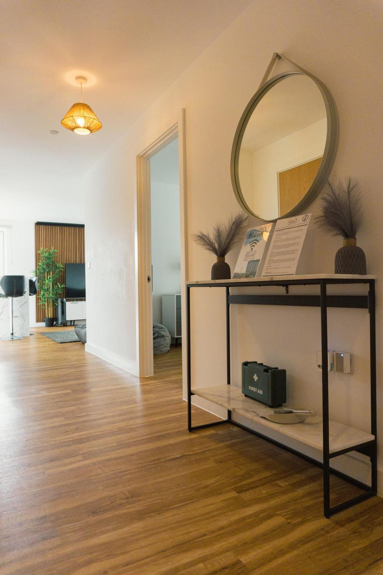 Manchester'S Luxurious 2-Bed Haven With Balcony - Canal Views & Proximity To Manchester United Esterno foto