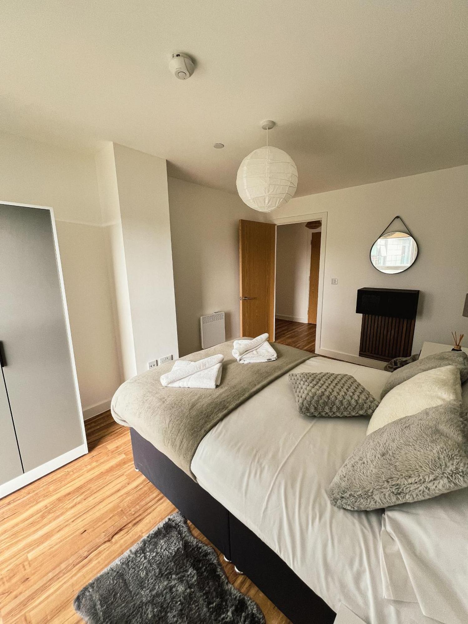Manchester'S Luxurious 2-Bed Haven With Balcony - Canal Views & Proximity To Manchester United Esterno foto