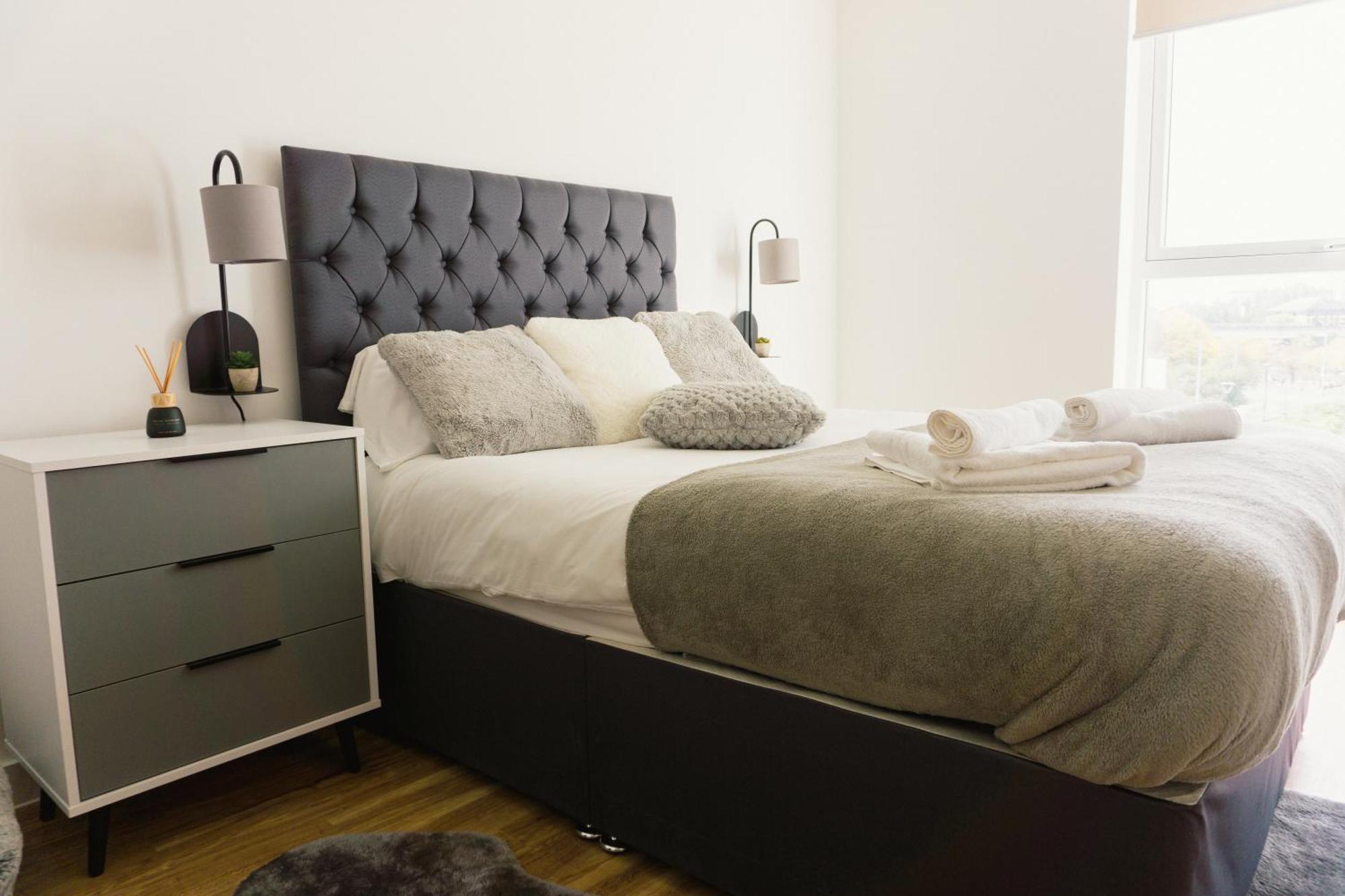 Manchester'S Luxurious 2-Bed Haven With Balcony - Canal Views & Proximity To Manchester United Esterno foto