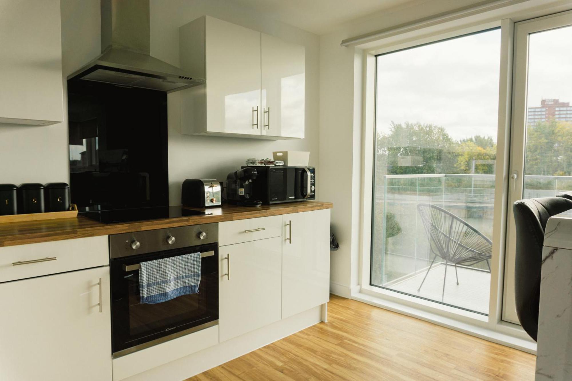 Manchester'S Luxurious 2-Bed Haven With Balcony - Canal Views & Proximity To Manchester United Esterno foto