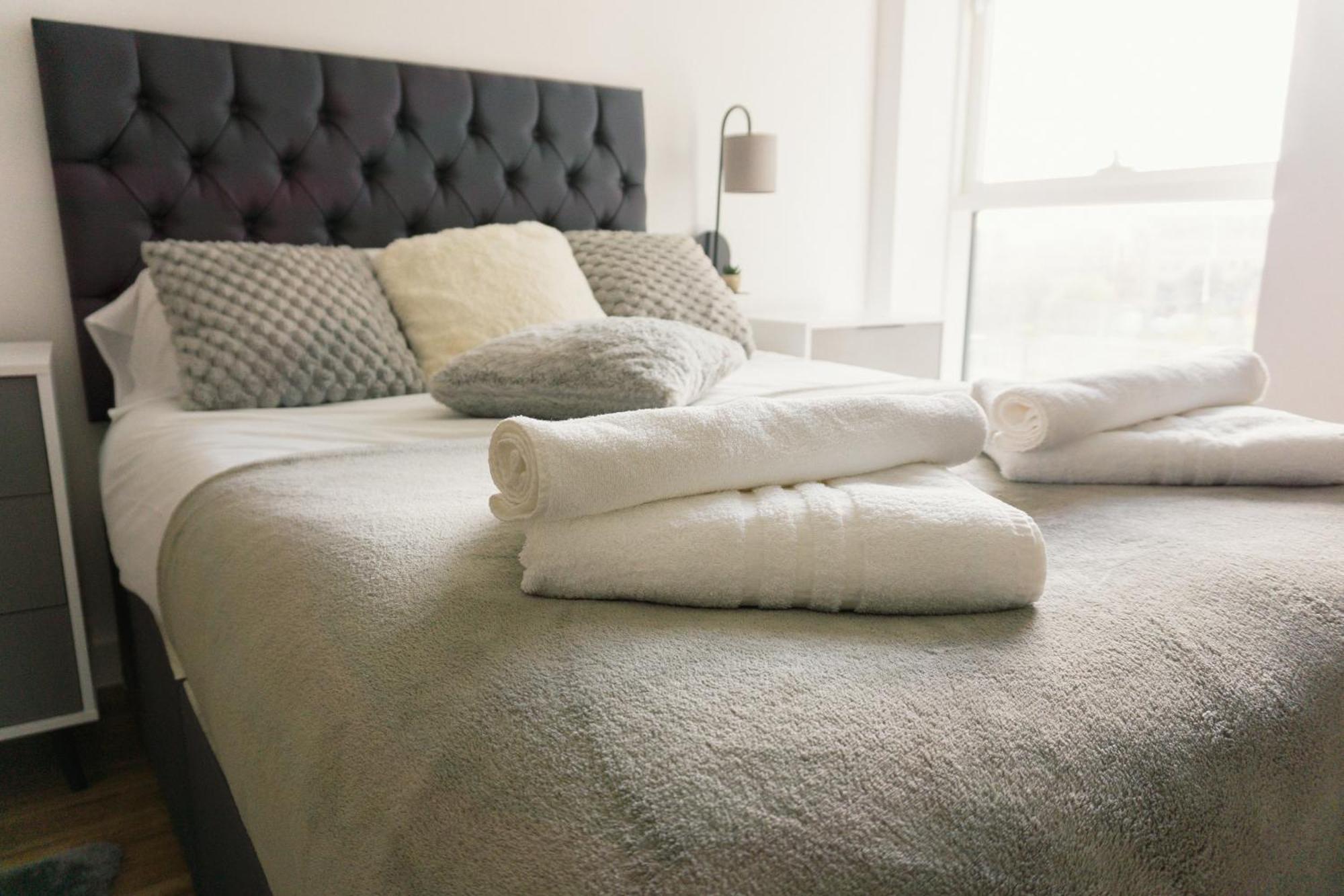 Manchester'S Luxurious 2-Bed Haven With Balcony - Canal Views & Proximity To Manchester United Esterno foto