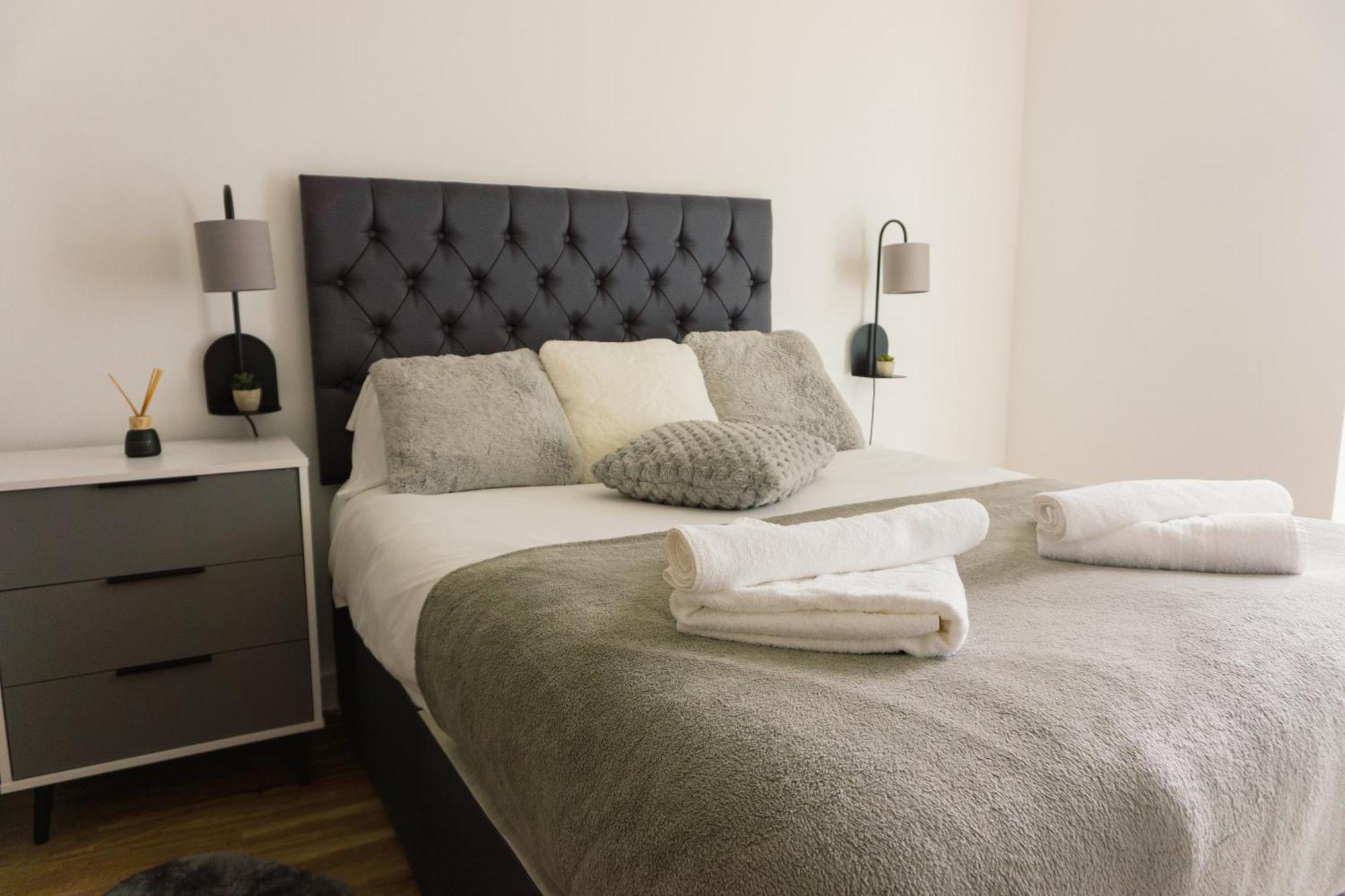 Manchester'S Luxurious 2-Bed Haven With Balcony - Canal Views & Proximity To Manchester United Esterno foto
