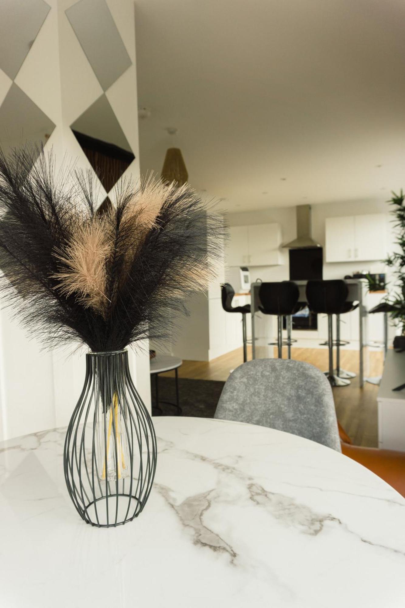 Manchester'S Luxurious 2-Bed Haven With Balcony - Canal Views & Proximity To Manchester United Esterno foto