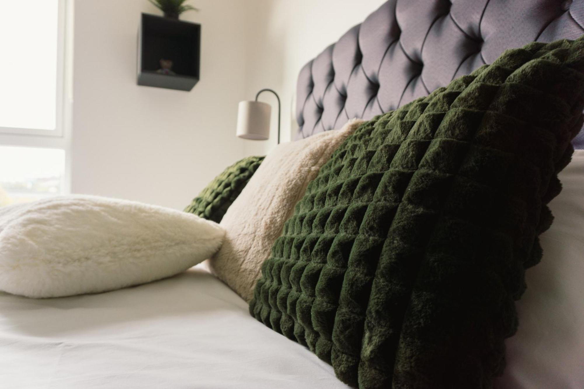 Manchester'S Luxurious 2-Bed Haven With Balcony - Canal Views & Proximity To Manchester United Esterno foto