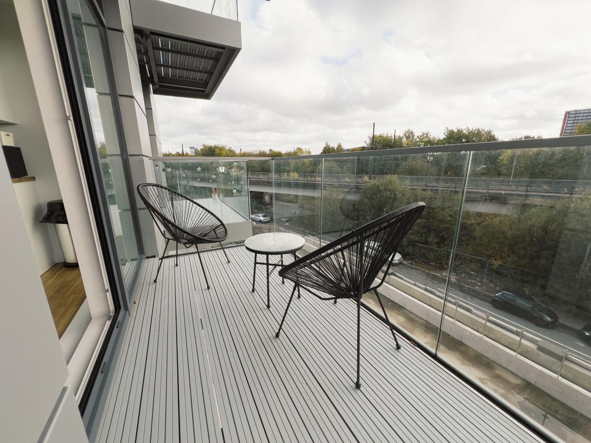 Manchester'S Luxurious 2-Bed Haven With Balcony - Canal Views & Proximity To Manchester United Esterno foto