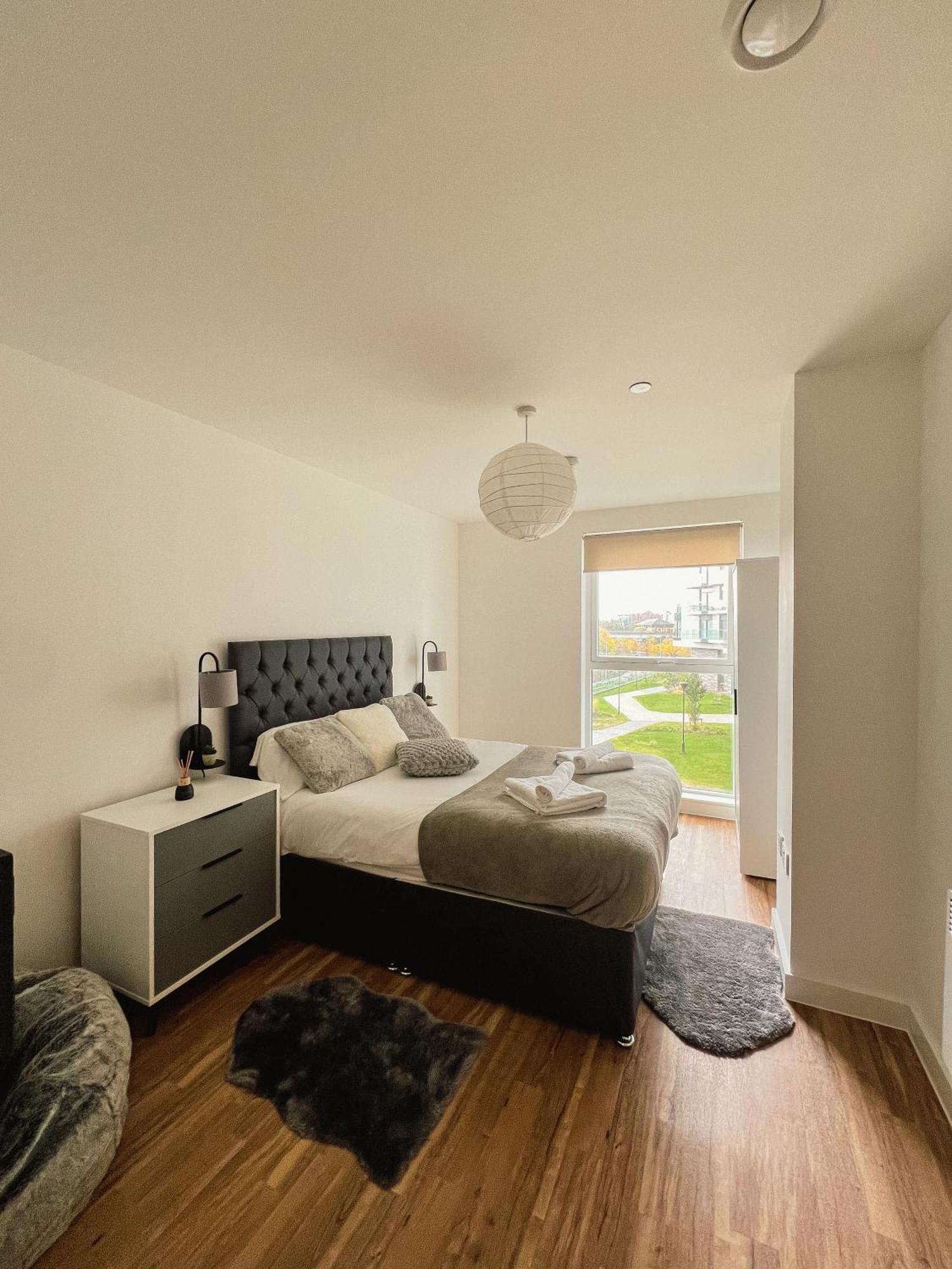 Manchester'S Luxurious 2-Bed Haven With Balcony - Canal Views & Proximity To Manchester United Esterno foto